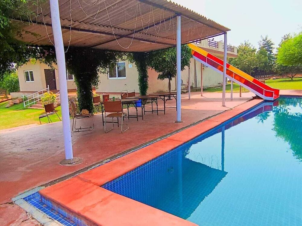 Гуруграм: Luxury Private Farmhouse