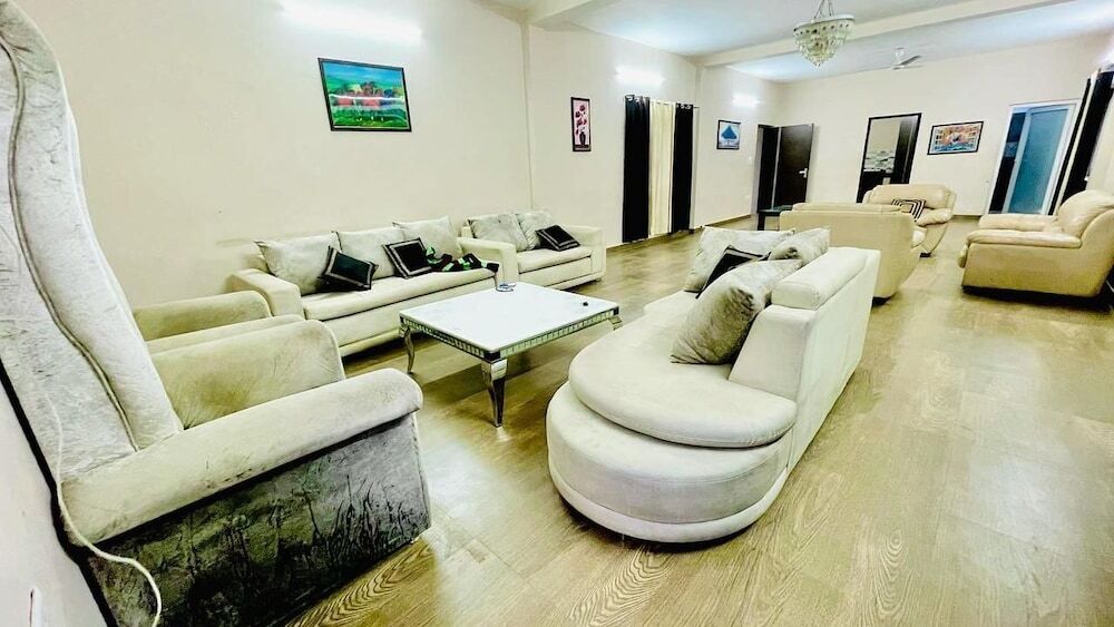 Гуруграм: Luxury Private Farmhouse