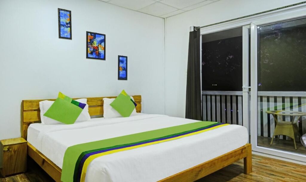 Арпора: Treebo Trend Resorte Ferro
