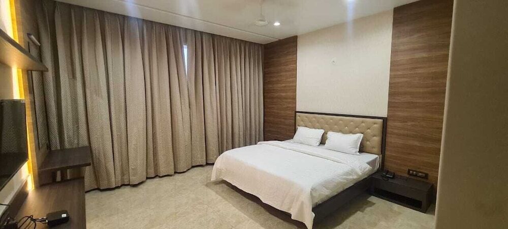 Нараяангаон: Hotel Sachin Executive