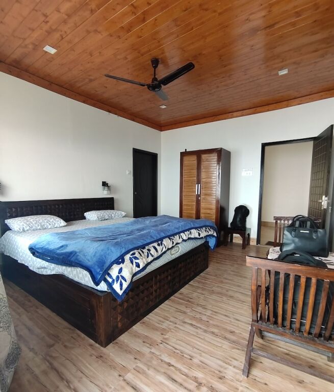 Техри: Atulya Neer Hotel