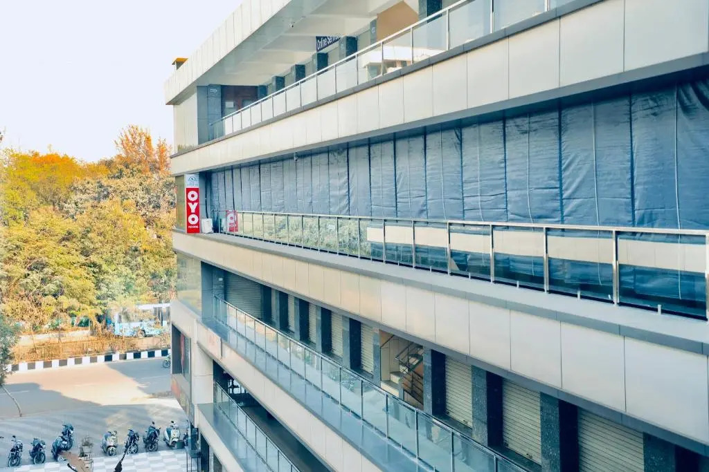 Сурат: Capital O 85756 Hotel Santeria Inn