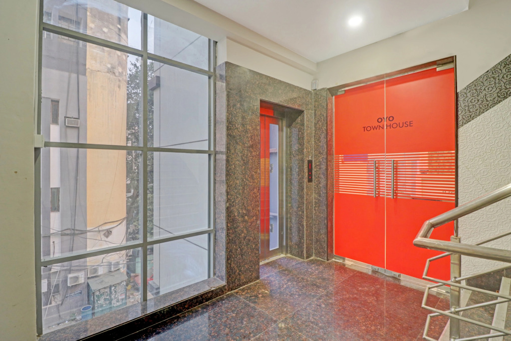 Канпур: OYO 77788 Townhouse 405 Mall Road