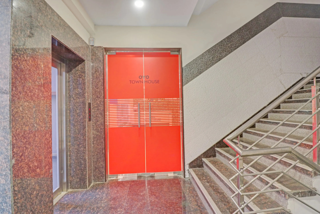 Канпур: OYO 77788 Townhouse 405 Mall Road