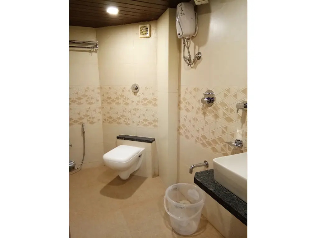 Тхане: Hotel Imperial