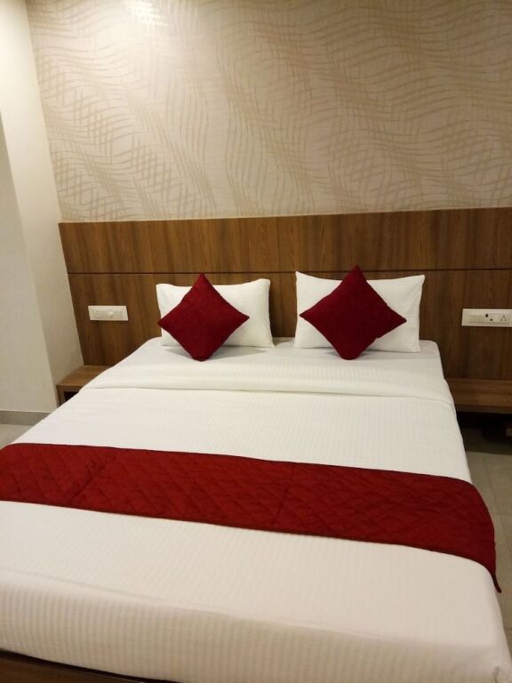 Тхане: Hotel Imperial