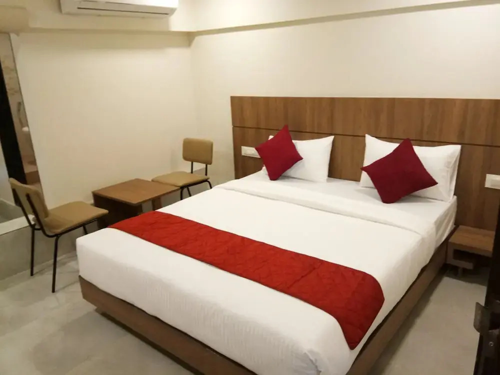 Тхане: Hotel Imperial
