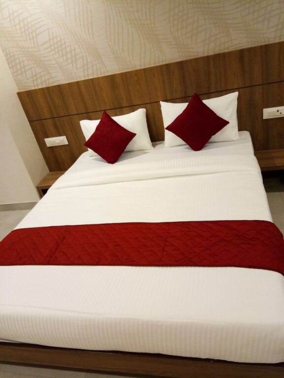 Тхане: Hotel Imperial