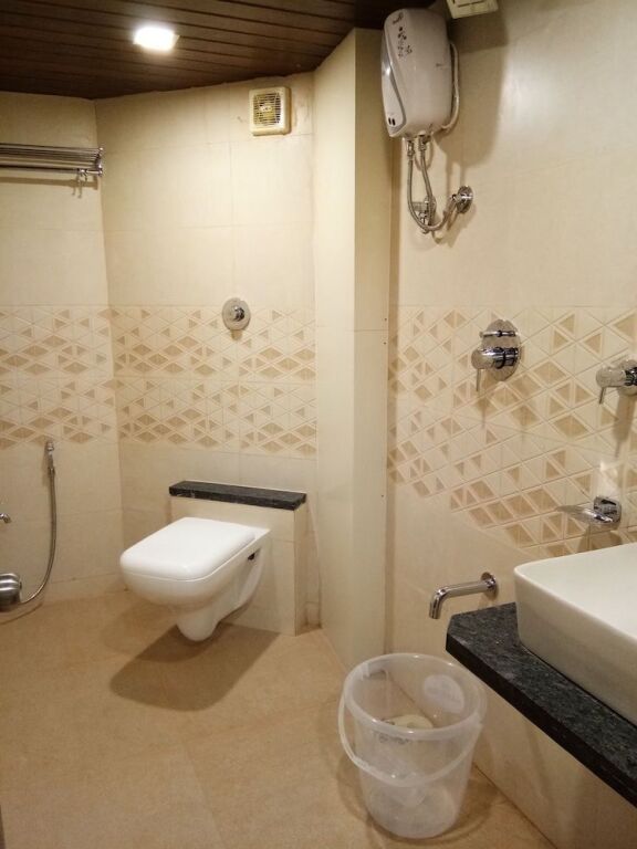 Тхане: Hotel Imperial