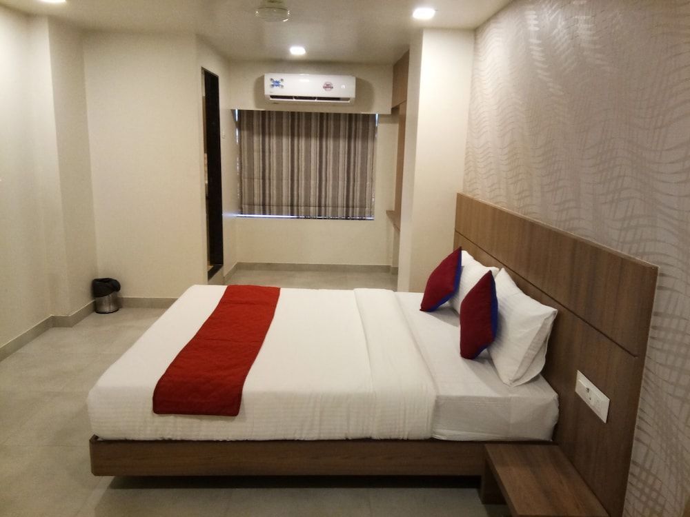 Тхане: Hotel Imperial