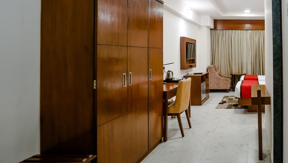 Нави-Мумбай: The Altruist Business Hotel (NM -1)