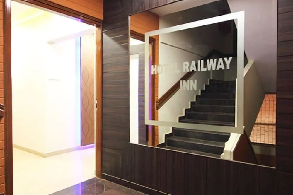 Тхане: Hotel Railway Inn