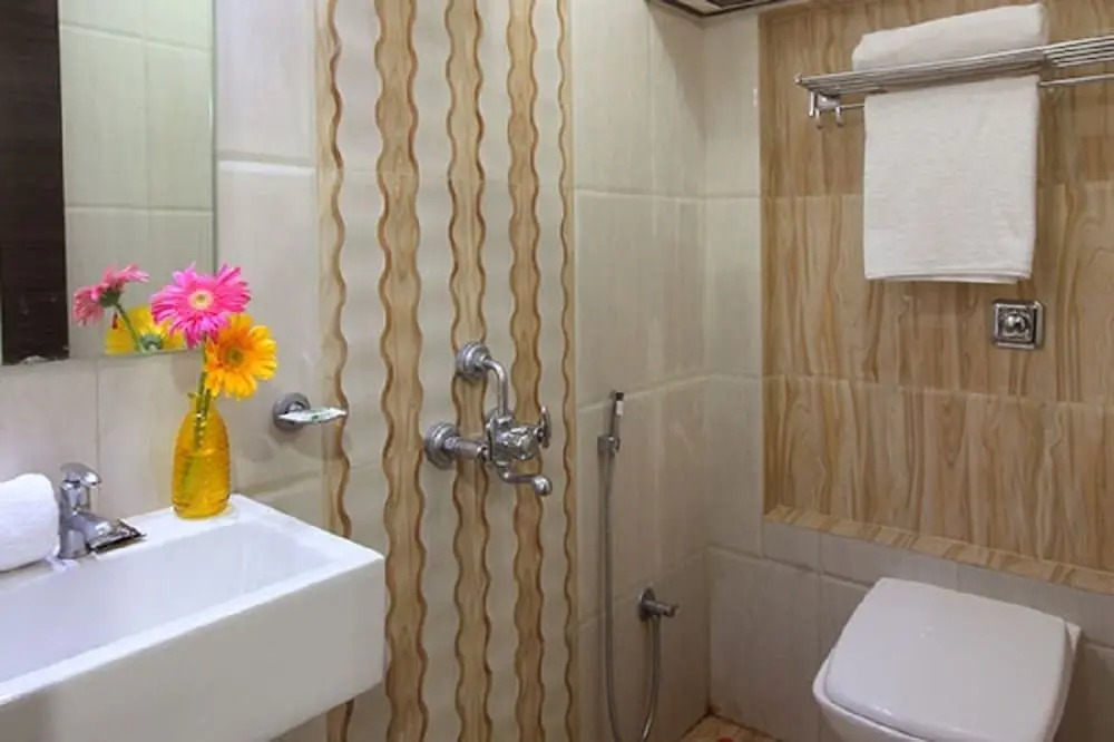 Тхане: Hotel Railway Inn