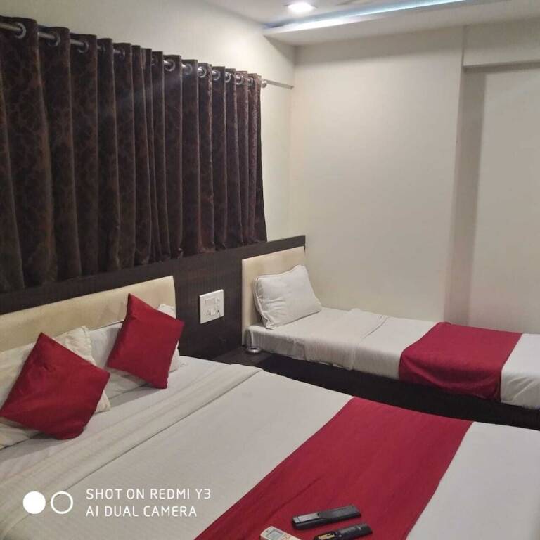 Тхане: Hotel Railway Inn