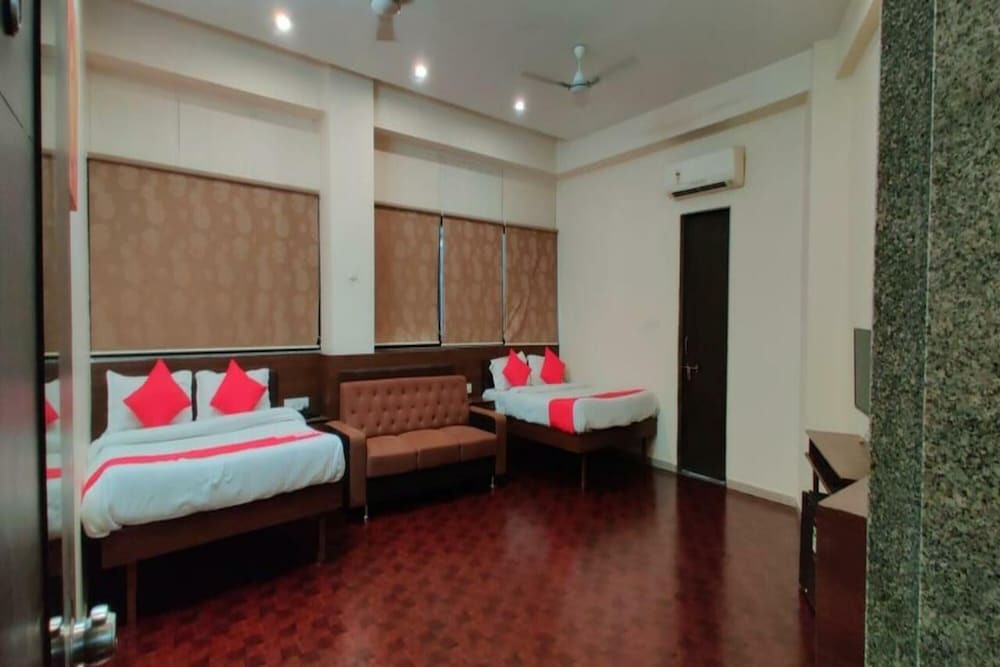 Сурат: Gokuldham Banquet and Rooms