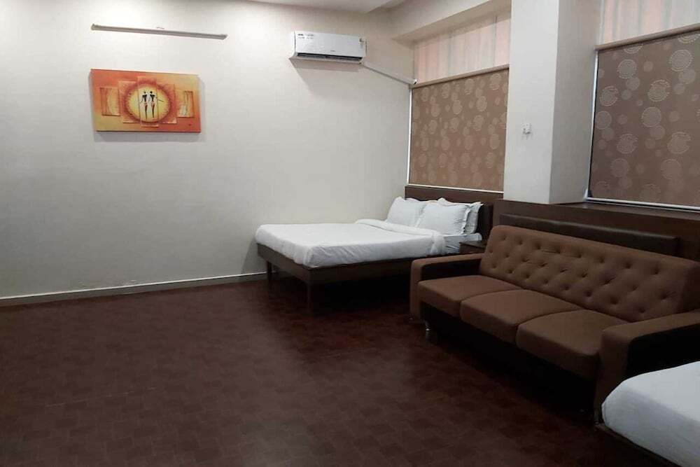 Сурат: Gokuldham Banquet and Rooms