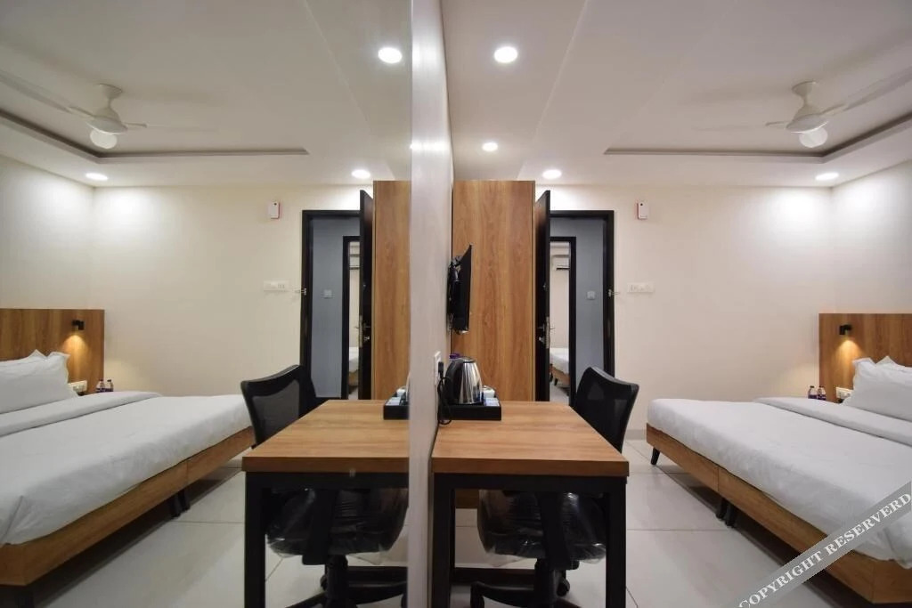 Индаур: Hotel Blue Bells