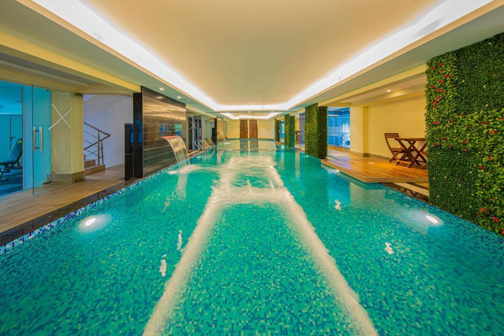 Пуна: AR Suites Jewels Royale