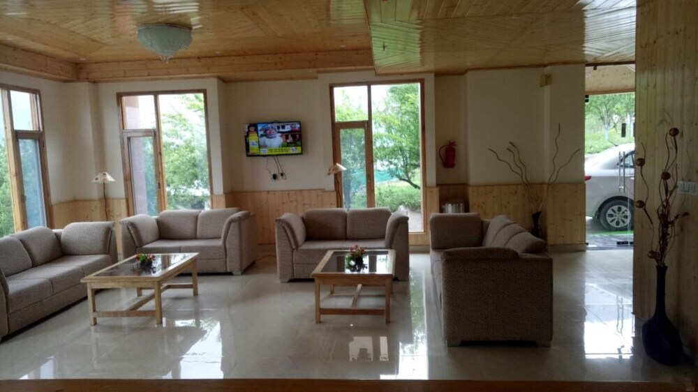Манали: Goroomgo Mars Resort Manali