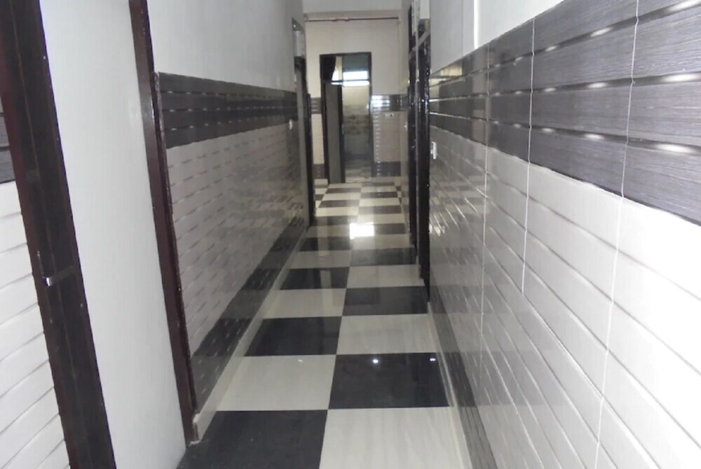 Мератх: Goroomgo Labh Mahal Meerut