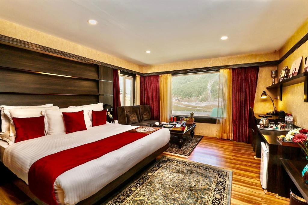 Пахалгам: Pine Spring Resort Sonamarg