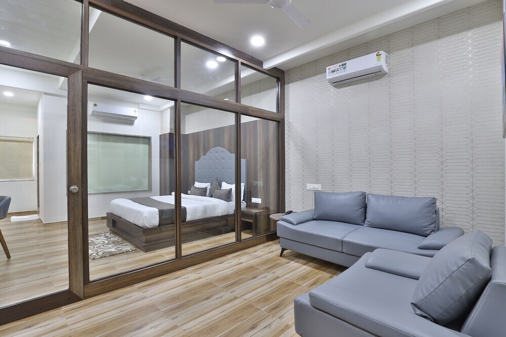 Ананд: Hotel SR Regency