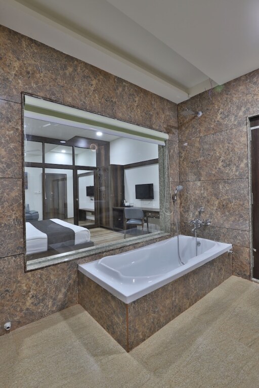 Ананд: Hotel SR Regency