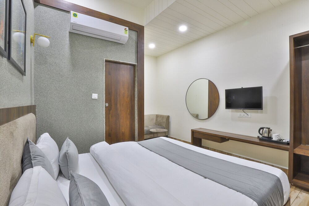 Ананд: Hotel SR Regency