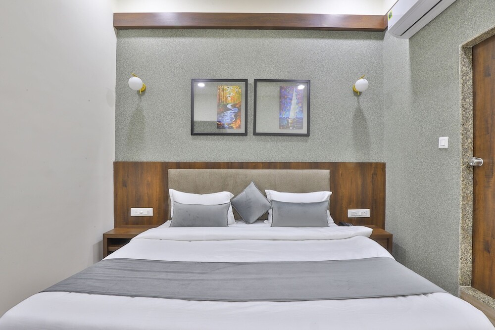 Ананд: Hotel SR Regency