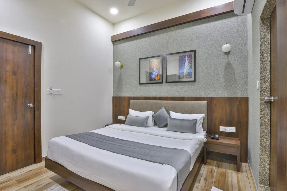 Ананд: Hotel SR Regency