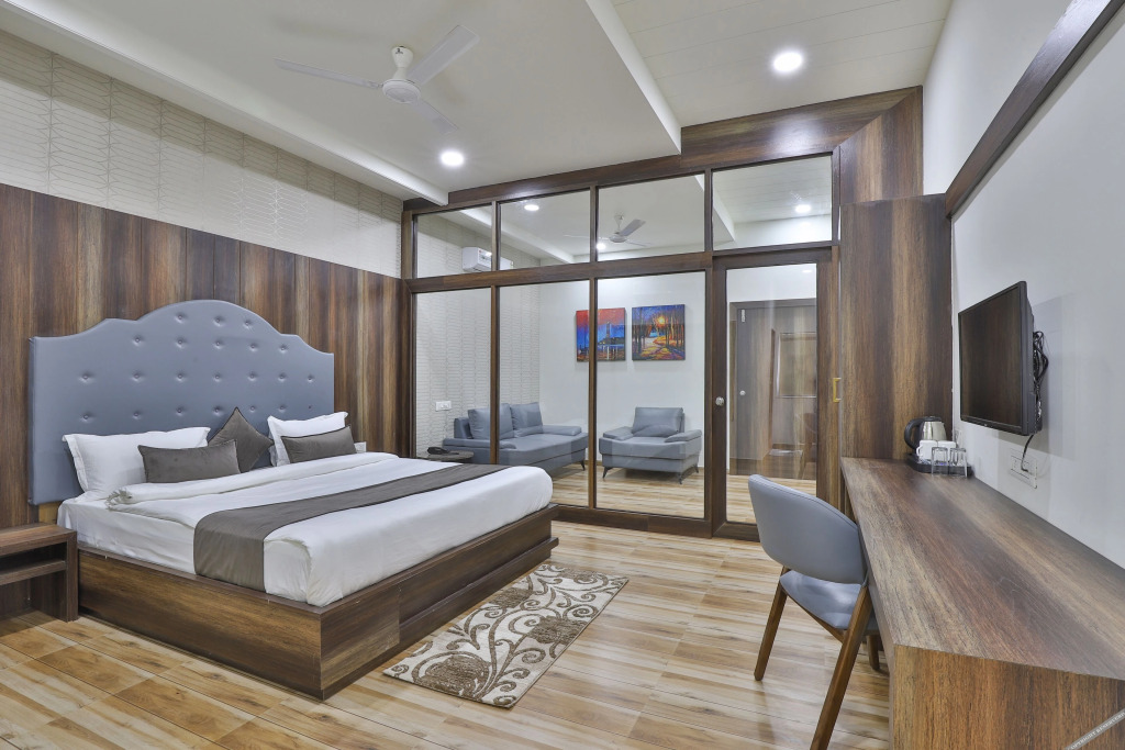 Ананд: Hotel SR Regency
