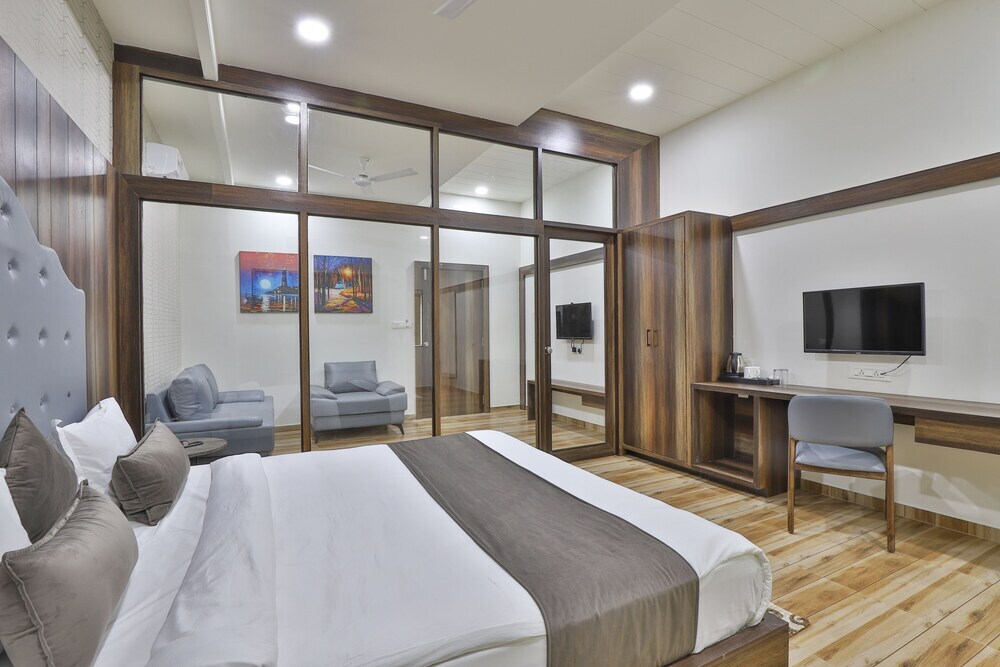 Ананд: Hotel SR Regency