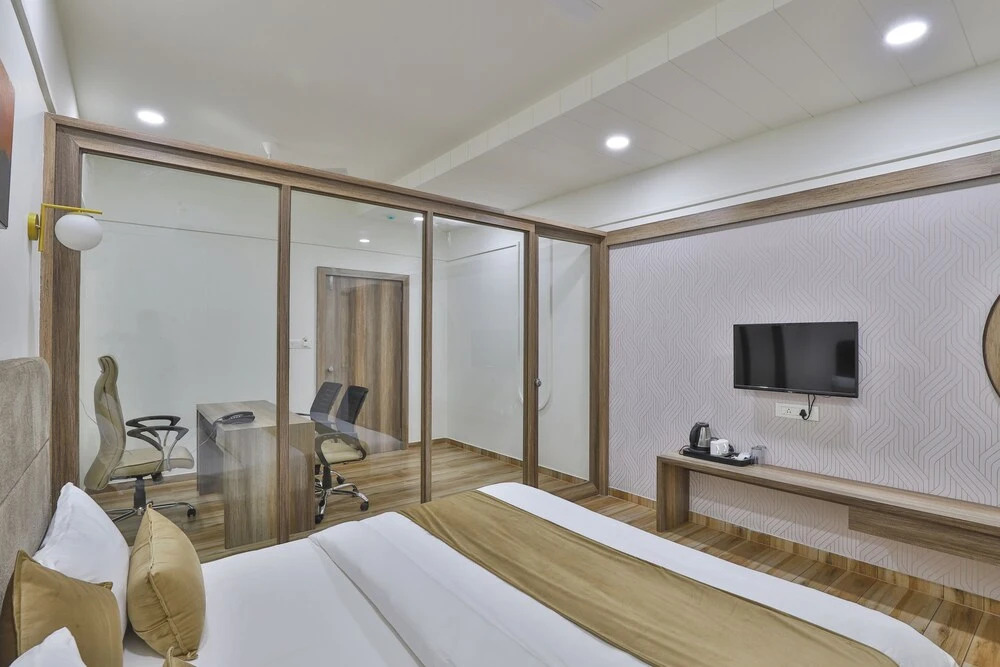 Ананд: Hotel SR Regency