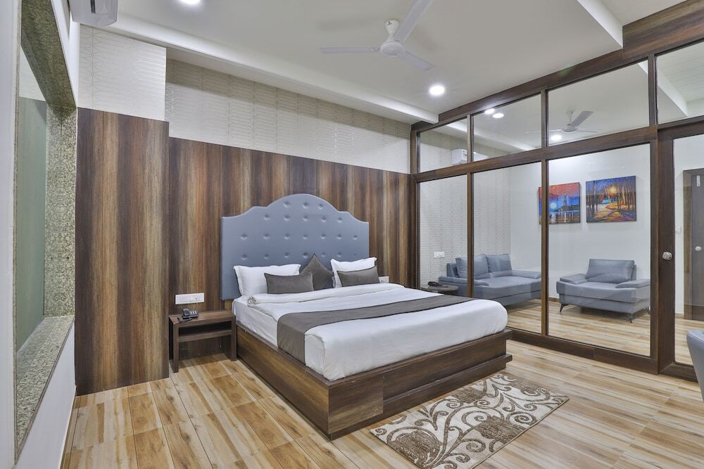 Ананд: Hotel SR Regency