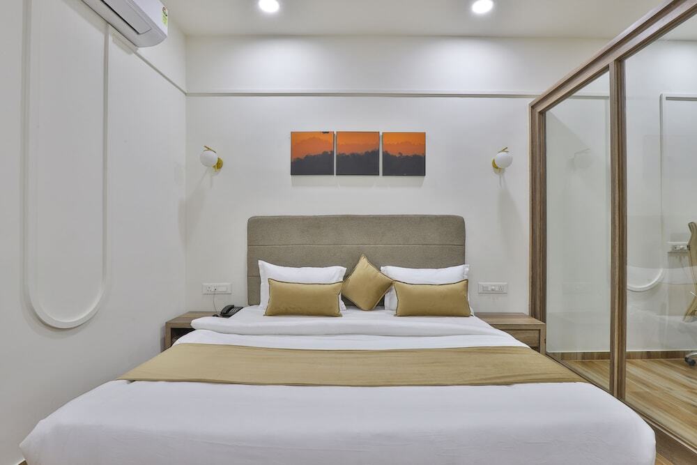 Ананд: Hotel SR Regency