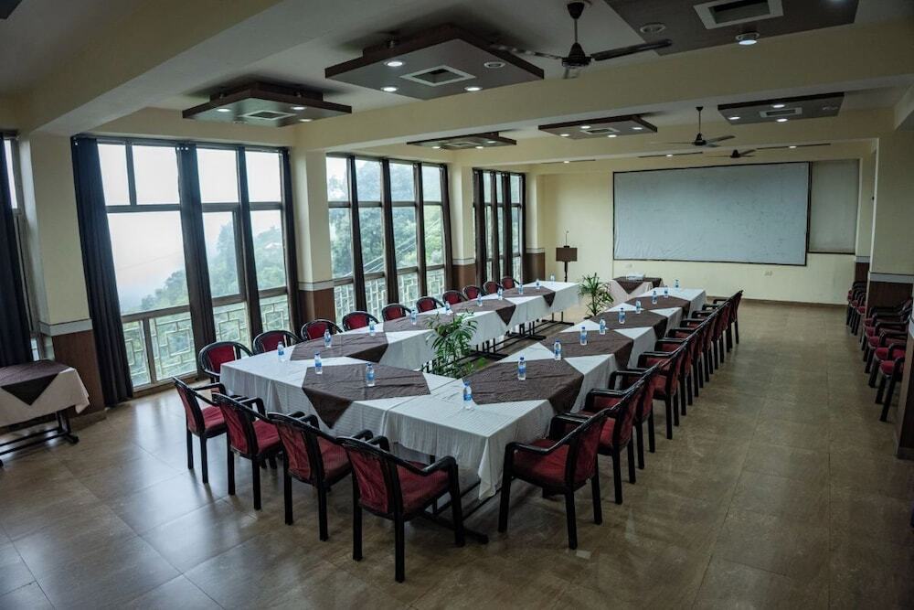 Куфри: Hotel Falcon Crest