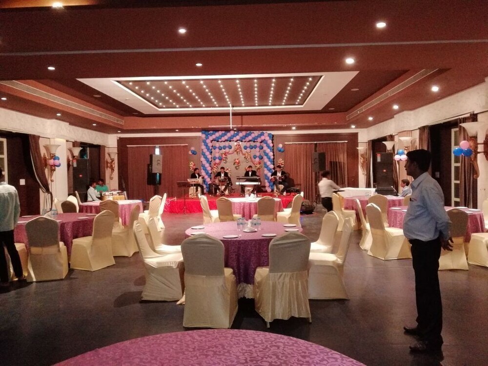 Райпур: The Grand Neelam Hotel