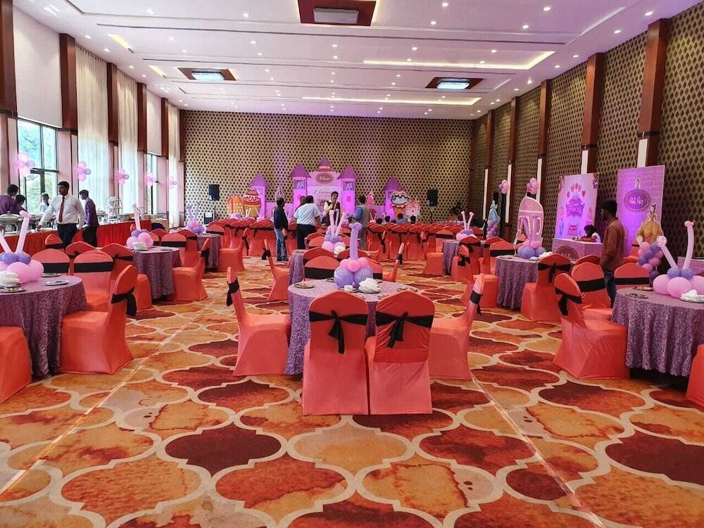 Райпур: The Grand Neelam Hotel