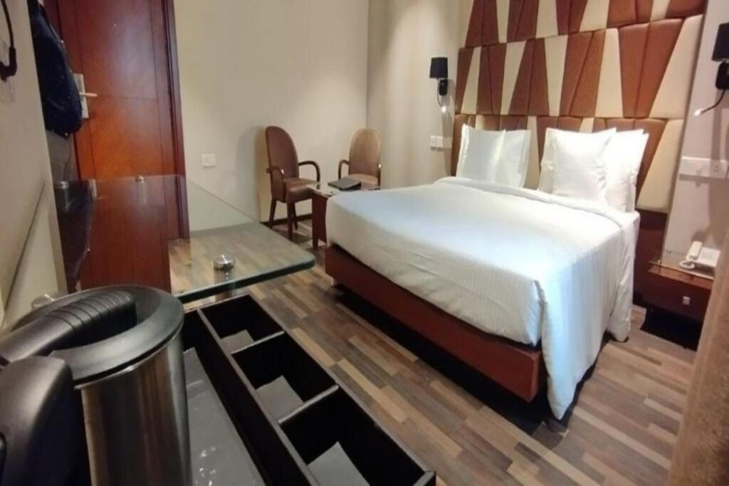 Мумбаи: Adiva Residency Beacon, Grant Road, Mumbai
