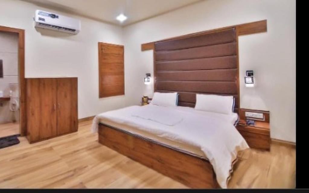 Матхура: Hotel B P Emerald