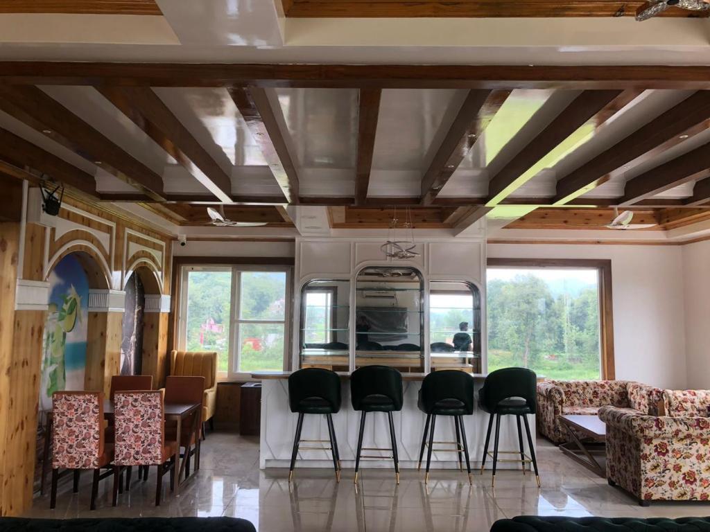 Ревалсар: Abhilashi Inn