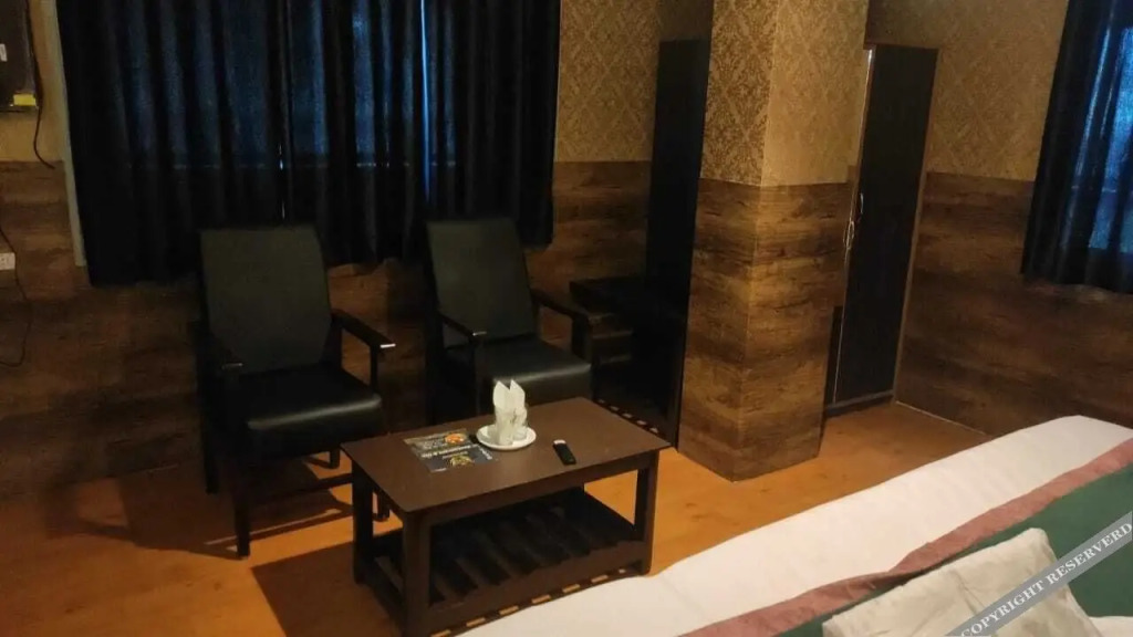 Шринагар: Darussalam Restaurant and Inn