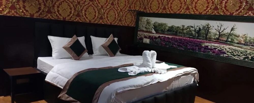Шринагар: Darussalam Restaurant and Inn