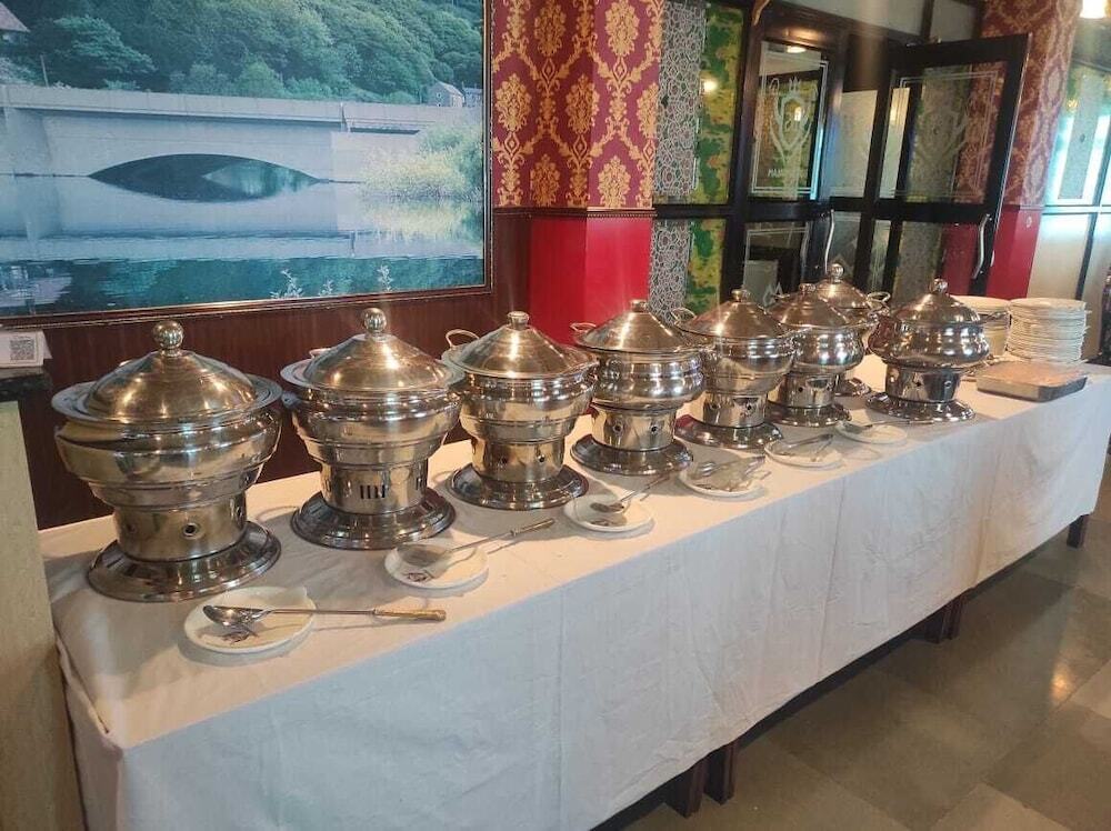 Шринагар: Darussalam Restaurant and Inn