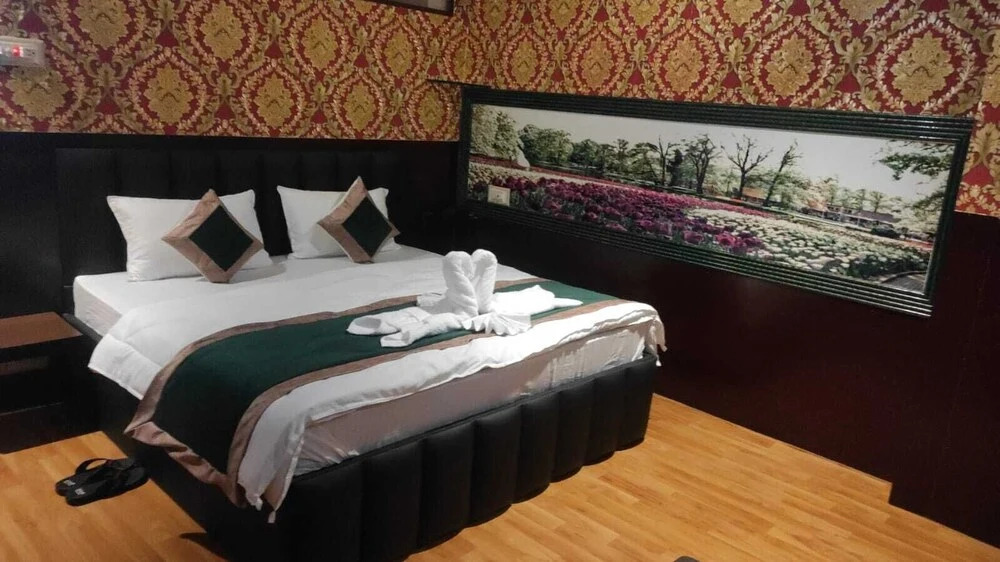 Шринагар: Darussalam Restaurant and Inn