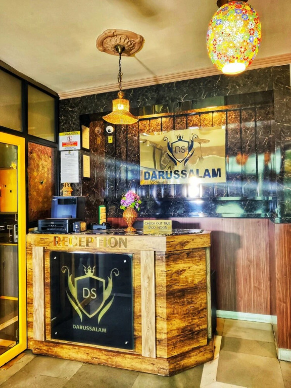 Шринагар: Darussalam Restaurant and Inn