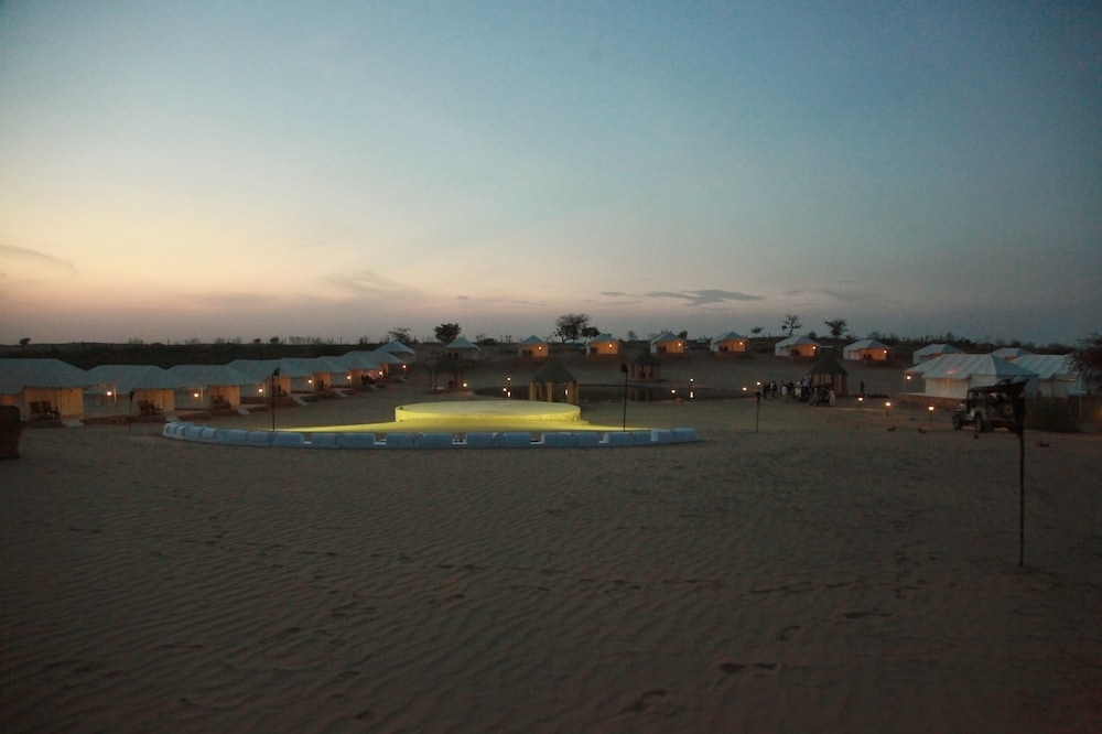 Khiyansaria: Clarks Exotica Luxury Tents, Dechu