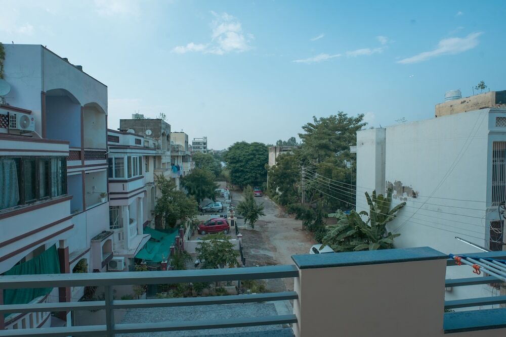 Гуруграм: Lime Tree Luxury 3Bhk Serviced Apartment