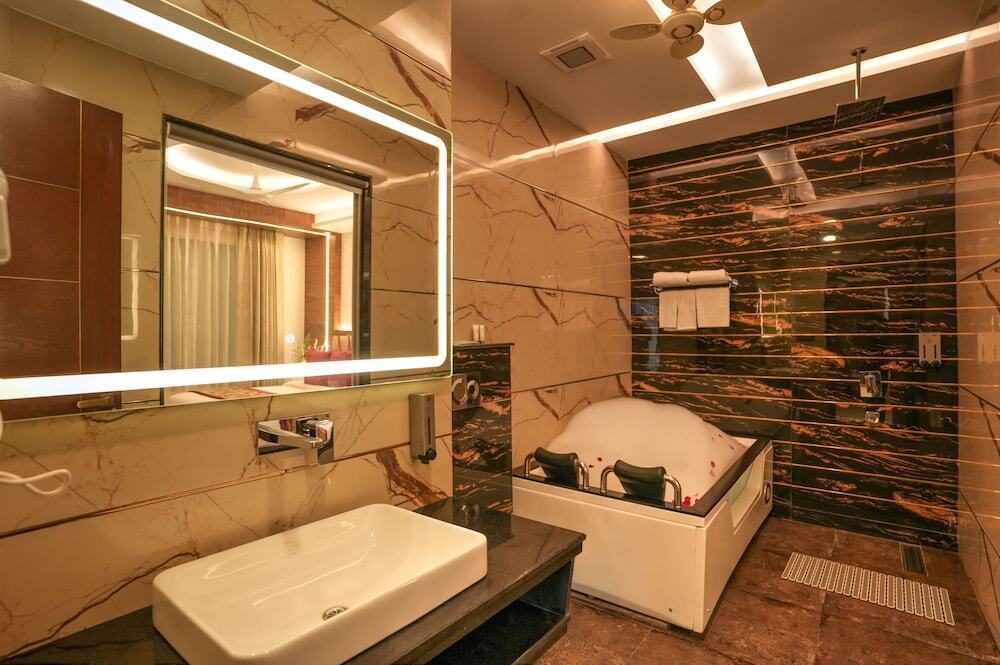 Большая Нойда: Hotel Rj - Managed by AHG