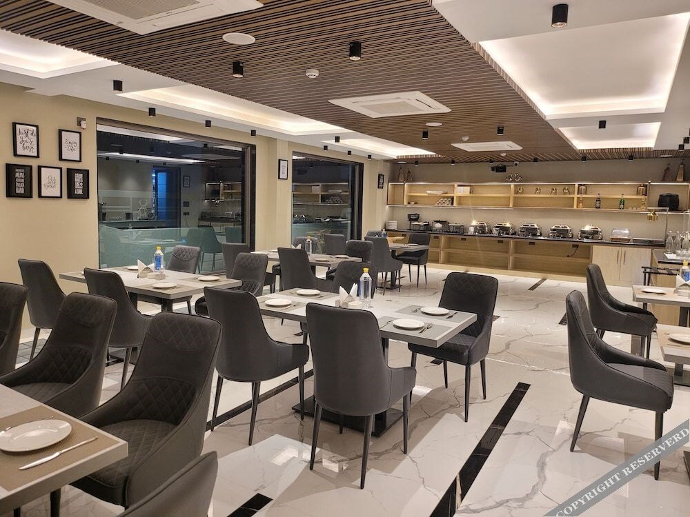 Большая Нойда: Hotel Rj - Managed by AHG